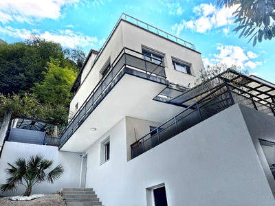 Maison - 202 m² - 7 pièces