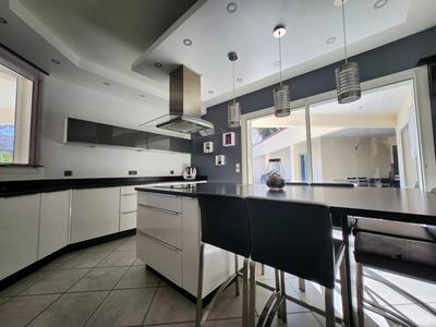 Villa - 205 m² - 6 pièces