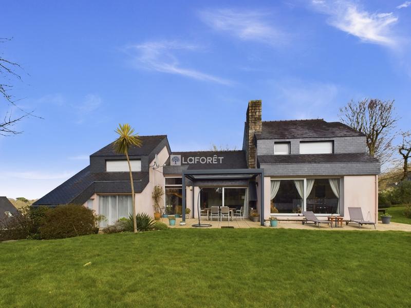 Maison - 213 m² - 8 pièces