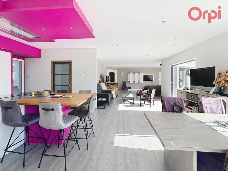 Maison - 230 m² - 6 pièces