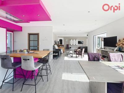 Maison - 230 m² - 6 pièces