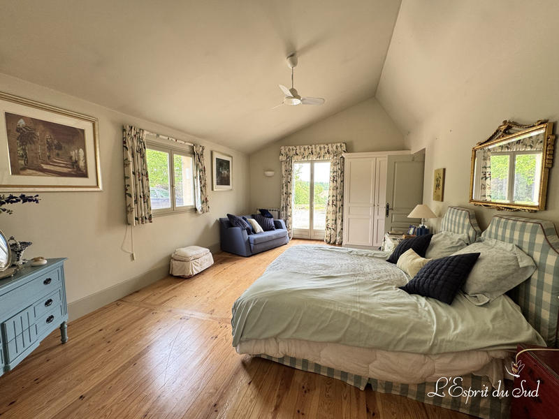 Maison - 325 m² - 16 pièces