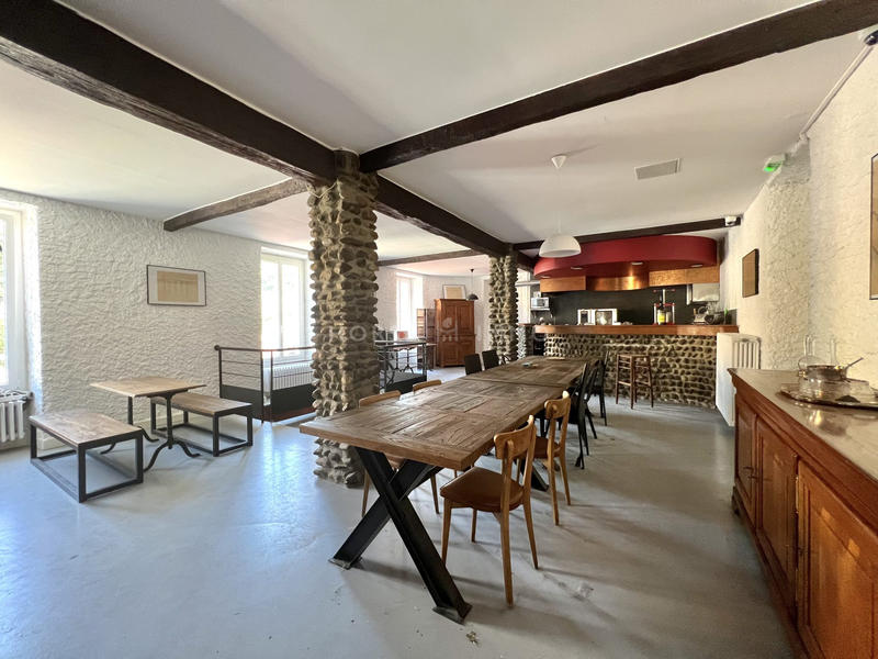 Maison - 859 m² - 13 pièces