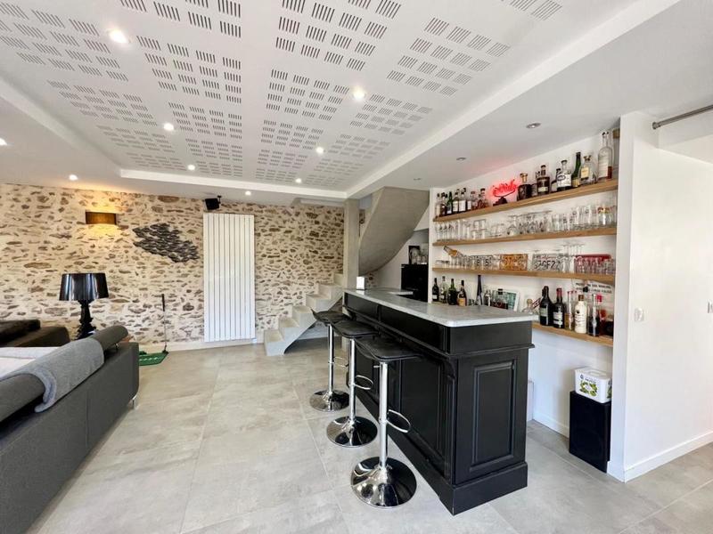 Maison - 300 m² - 7 pièces