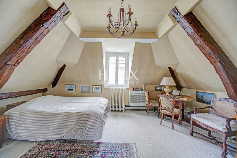 Maison - 250 m² - 9 pièces