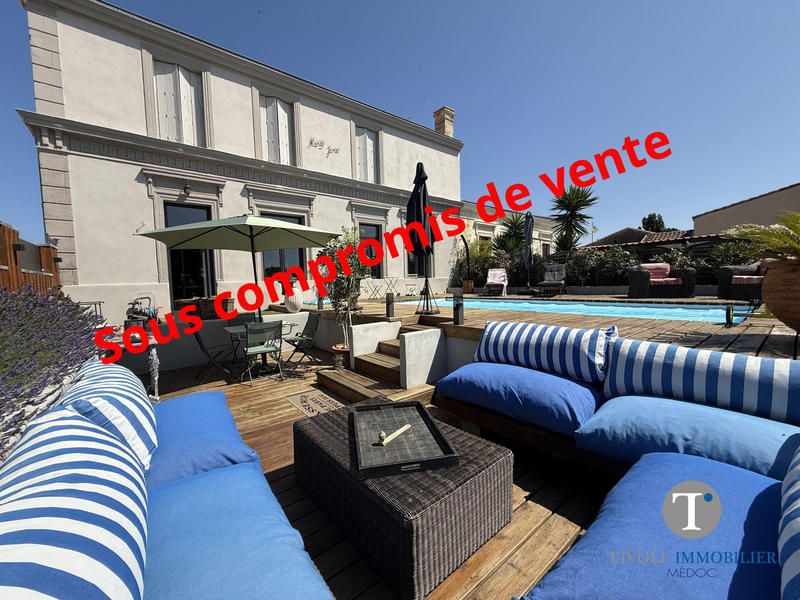 Maison traditionnelle - 267 m² - 9 pièces