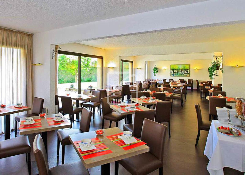 Maison - 3 900 m² - 96 pièces