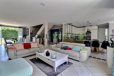 Maison - 352 m² - 8 pièces