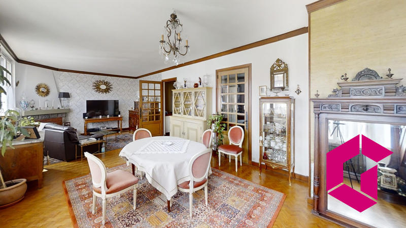 Maison traditionnelle - 220 m² - 8 pièces