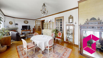 Maison traditionnelle - 220 m² - 8 pièces