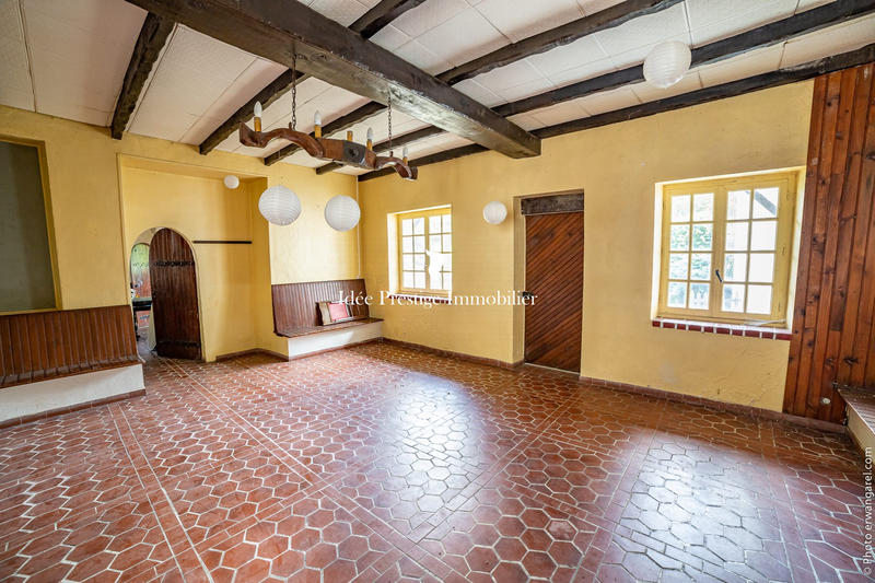 Maison - 2 426 m² - 80 pièces