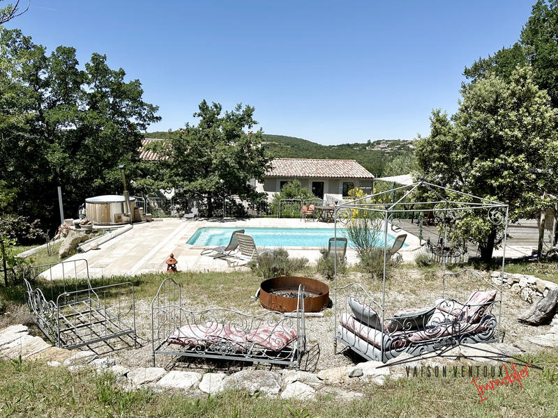 Propriété - 280 m² - 11 pièces