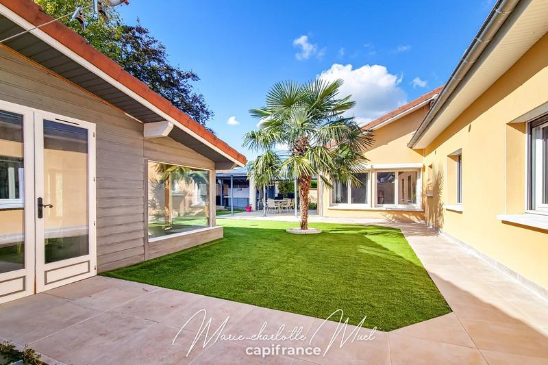 Maison - 220 m² - 6 pièces