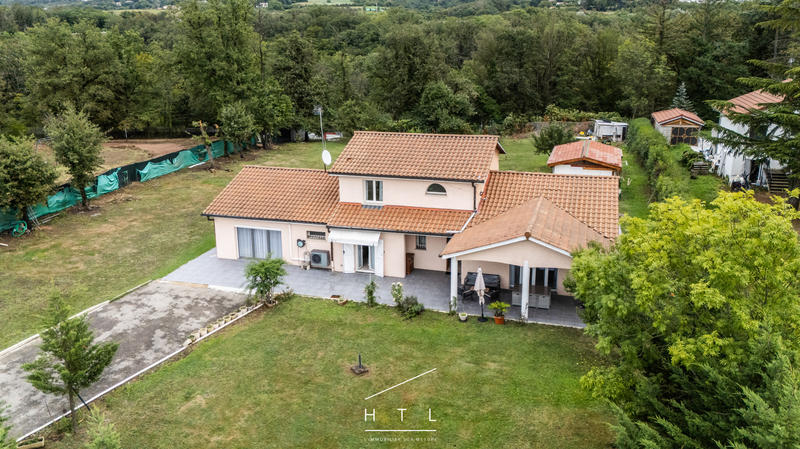 Maison - 215 m² - 7 pièces