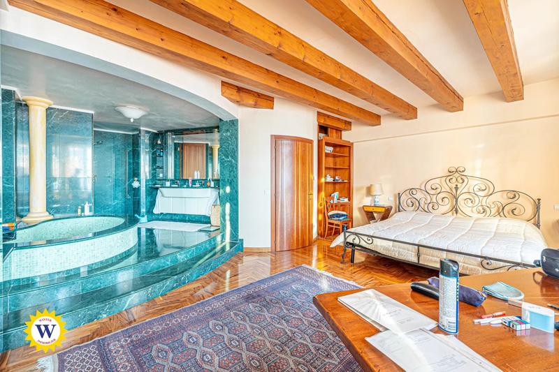 Duplex - 251 m² - 5 pièces