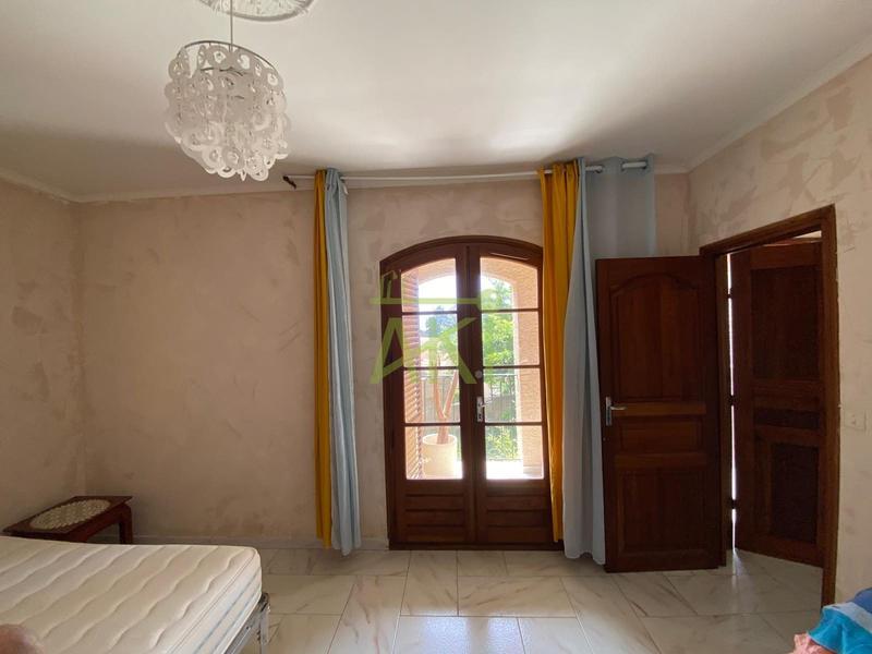 Maison traditionnelle - 353 m² - 9 pièces