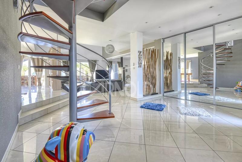 Maison - 250 m² - 12 pièces