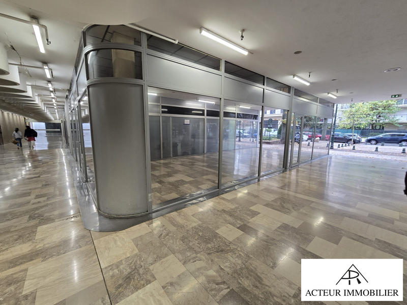 Local commercial - 200 m² - 4 pièces