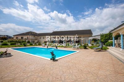 Villa - 738 m² - 16 pièces