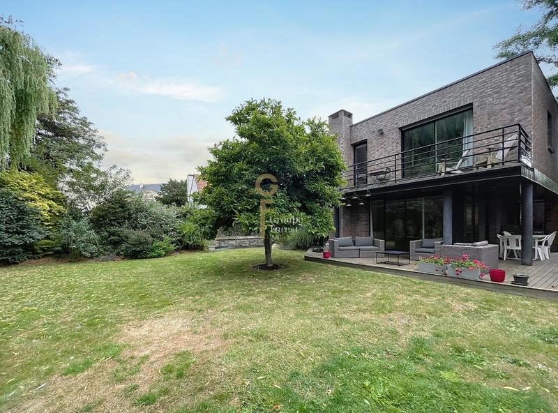 Maison - 212 m² - 9 pièces