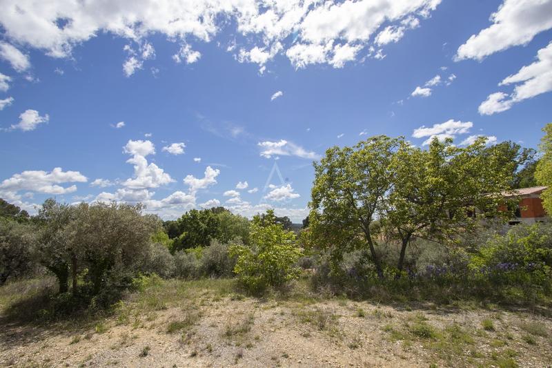 Terrain constructible - 1 180 m²