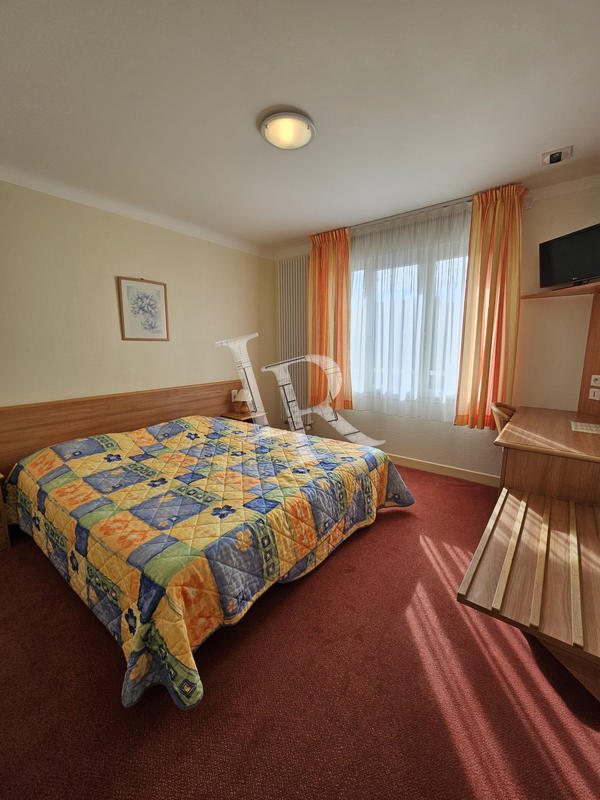 Local commercial - 1 200 m²