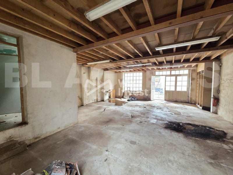 Local commercial - 79 m² - 1 pièce