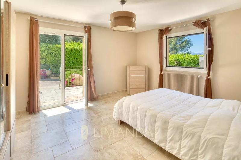 Propriété - 255 m²