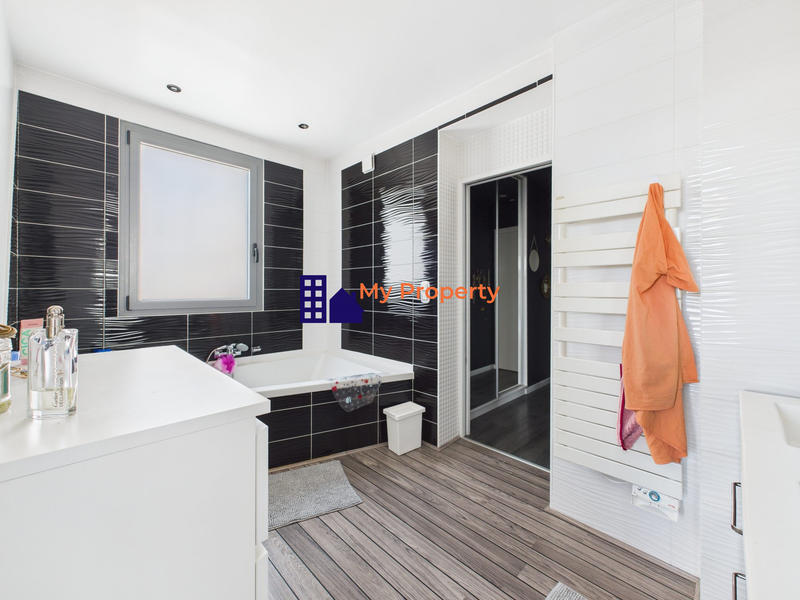 Maison - 121 m² - 6 pièces