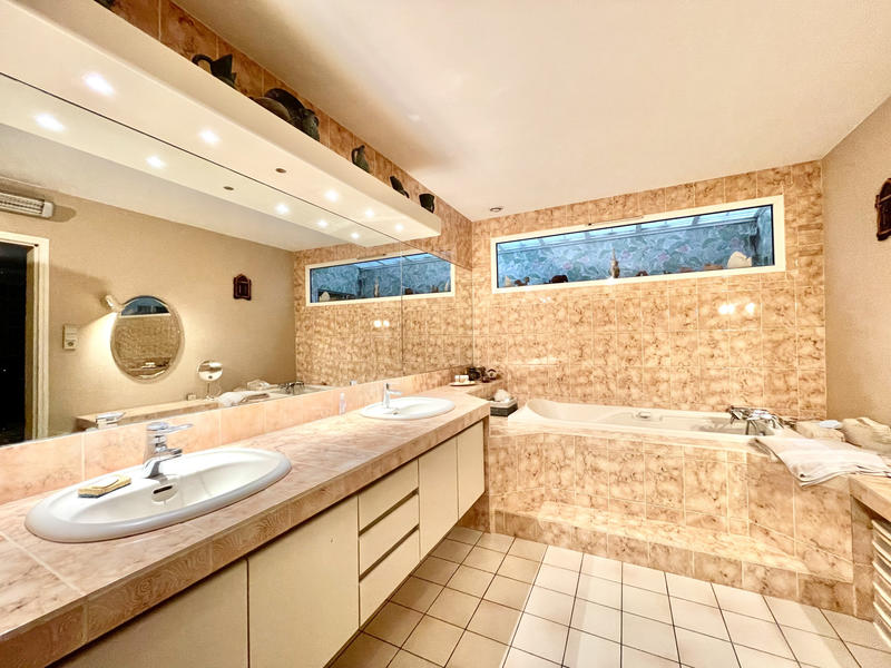 Maison - 242 m² - 7 pièces