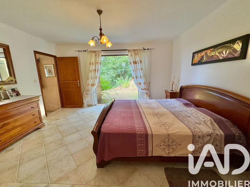 Maison - 250 m² - 6 pièces