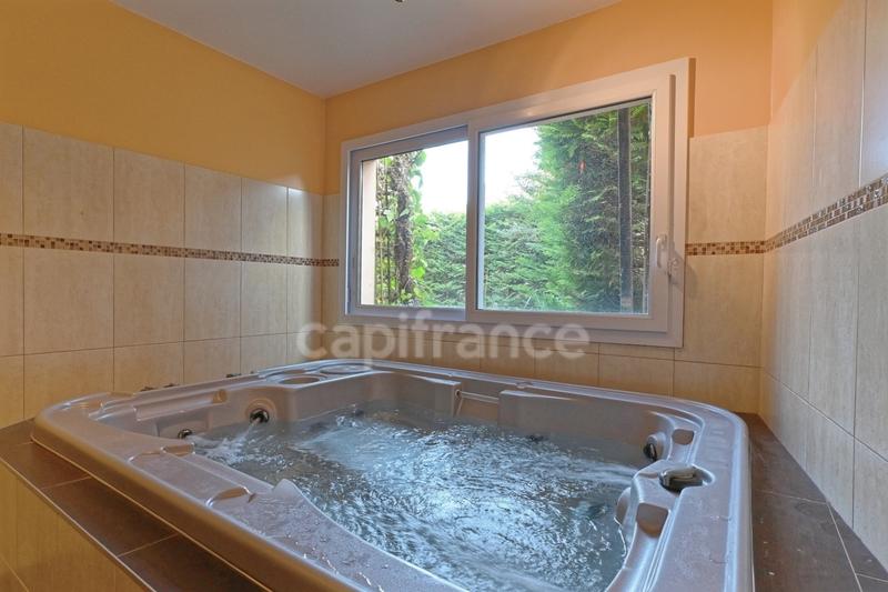 Maison - 210 m² - 8 pièces