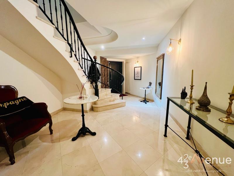 Maison - 330 m² - 8 pièces