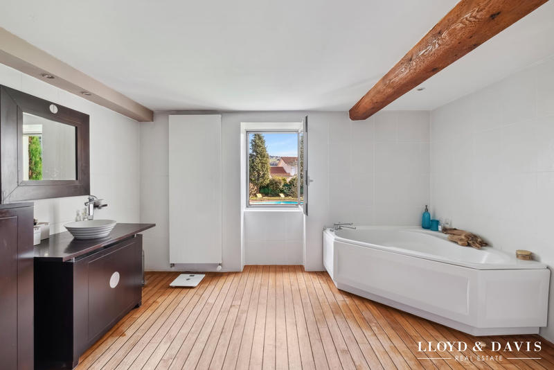 Maison - 280 m² - 9 pièces