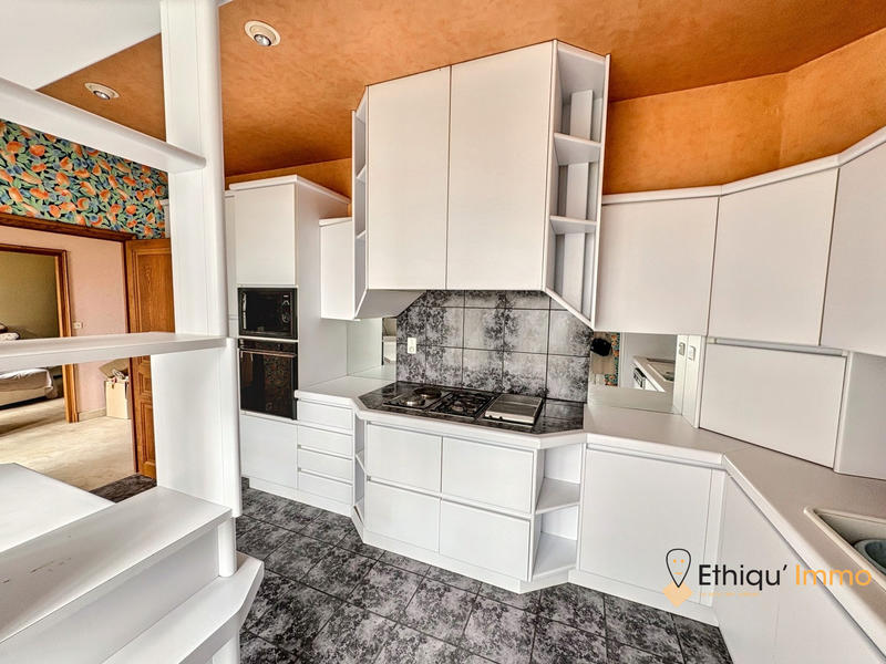 Maison traditionnelle - 290 m² - 8 pièces