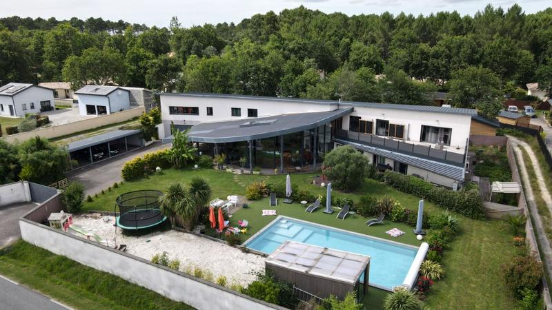 Maison - 805 m² - 16 pièces