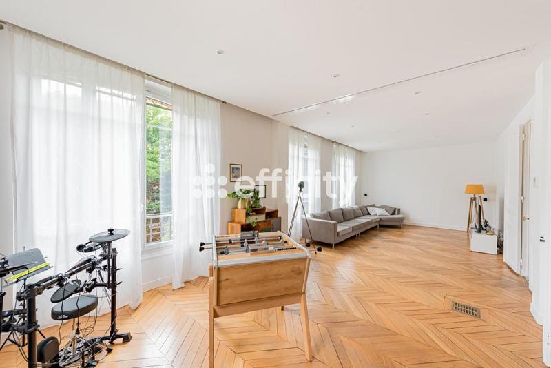 Maison - 232 m² - 9 pièces