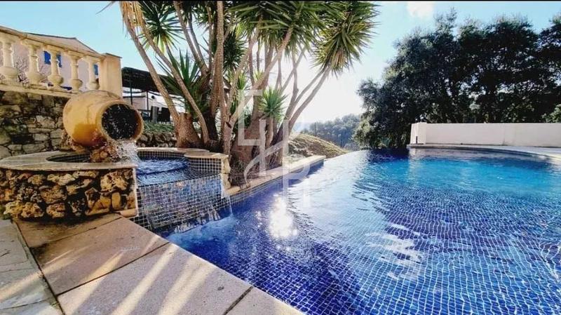 Maison - 220 m² - 8 pièces