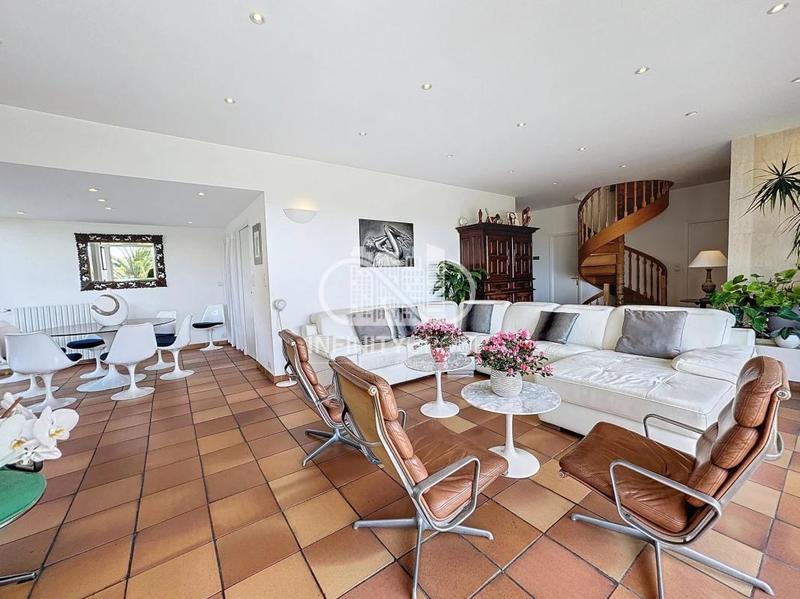 Villa - 247 m² - 7 pièces