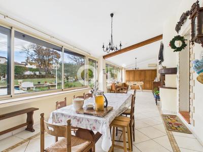 Villa - 285 m² - 9 pièces