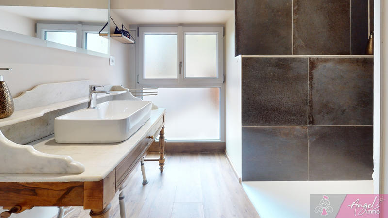 Local commercial - 180 m² - 6 pièces