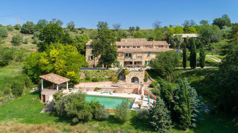 Mas - 691 m² - 13 pièces