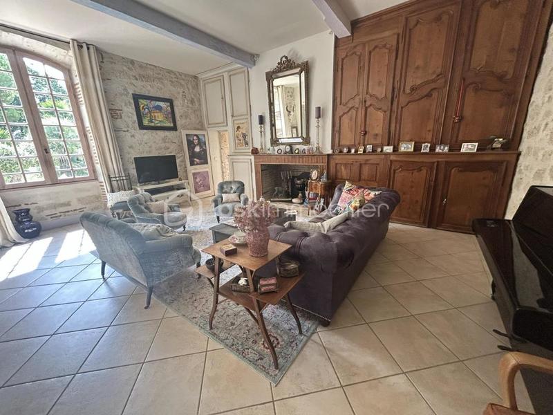 Propriété - 597 m² - 8 pièces