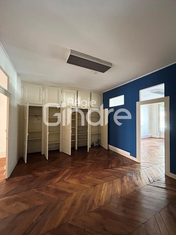 Bureau - 93 m² - 1 pièce