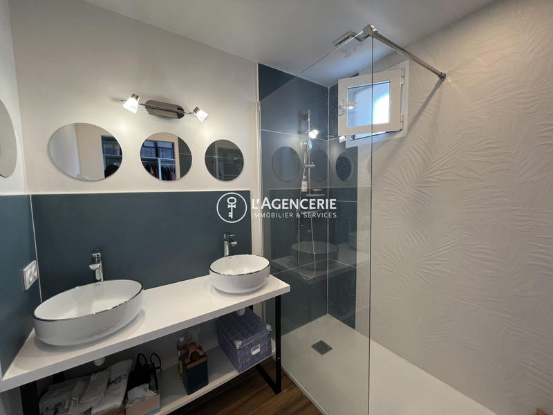 Maison - 250 m² - 8 pièces