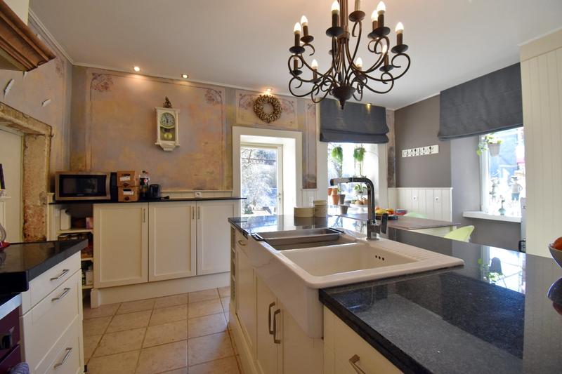 Maison - 328 m² - 12 pièces