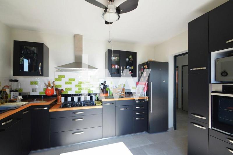 Propriété - 215 m² - 7 pièces