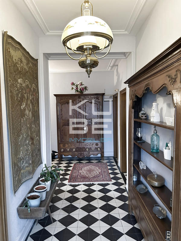 Maison - 280 m² - 12 pièces