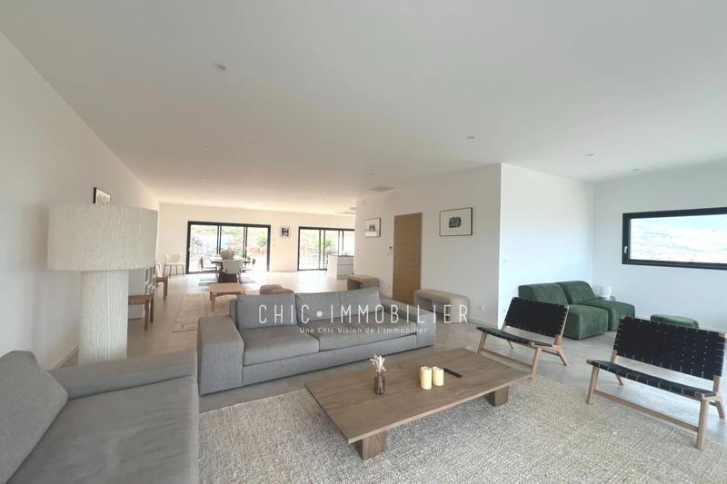 Propriété - 210 m² - 4 pièces