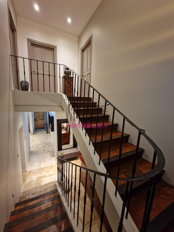 Maison - 310 m² - 12 pièces